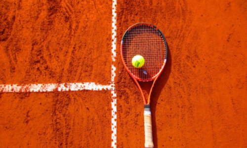 tennis ketcher på tennis bane